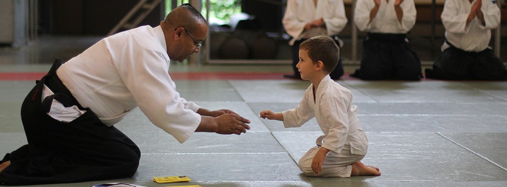 Image d'un échange entre le prof et un élève dans notre club aïkido, Kiryoky, à Bruxelles
